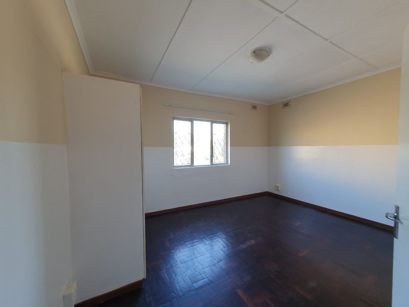 Three-bedroom flat in Bluff - Photo 4
