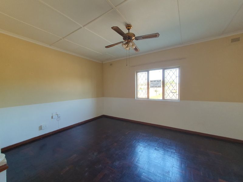 Three-bedroom flat in Bluff - Photo 10