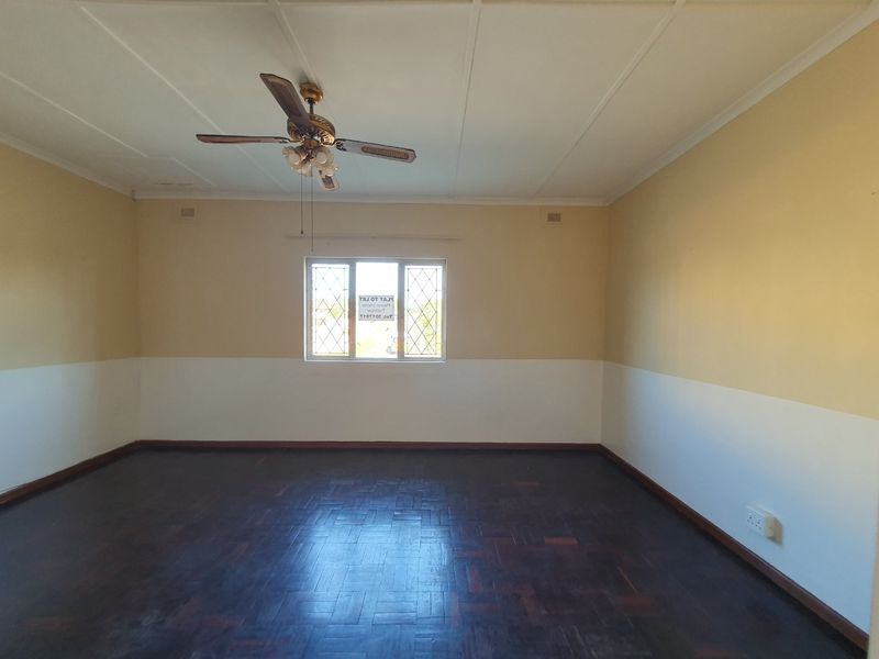 Three-bedroom flat in Bluff - Photo 9