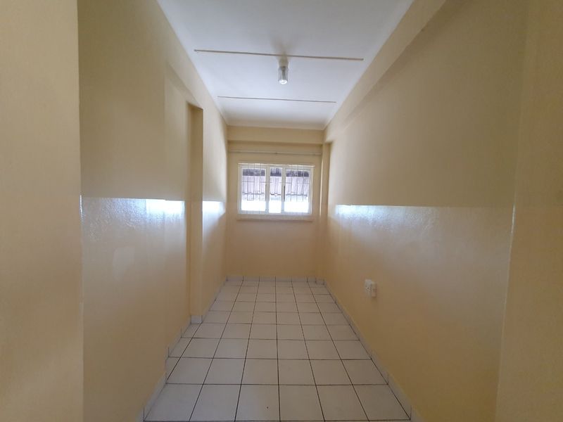 Three-bedroom flat in Bluff - Photo 6