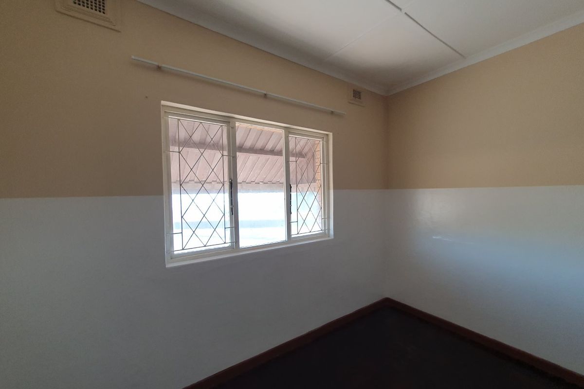 Three-bedroom flat in Bluff - Photo 3