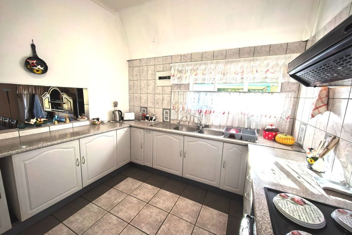 Spacious Family Home with Dam Views in Vaal Marina – Endless Potential! - Photo 2
