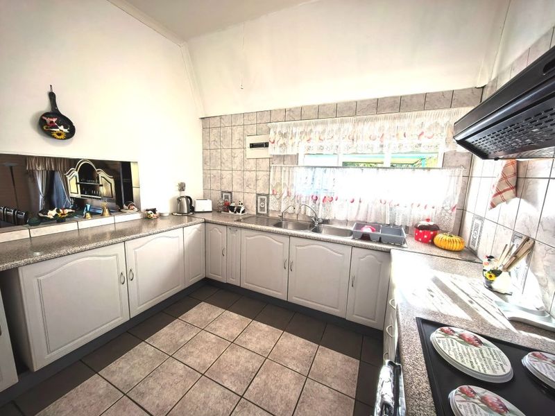 Spacious Family Home with Dam Views in Vaal Marina – Endless Potential! - Photo 2