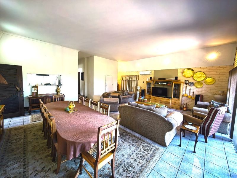 Spacious Family Home with Dam Views in Vaal Marina – Endless Potential! - Photo 5