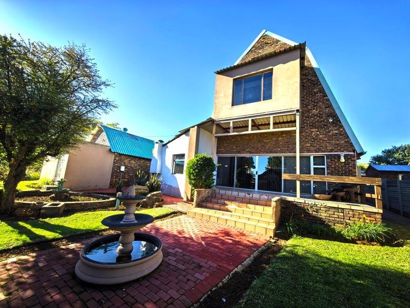 Spacious Family Home with Dam Views in Vaal Marina – Endless Potential! - Photo 1
