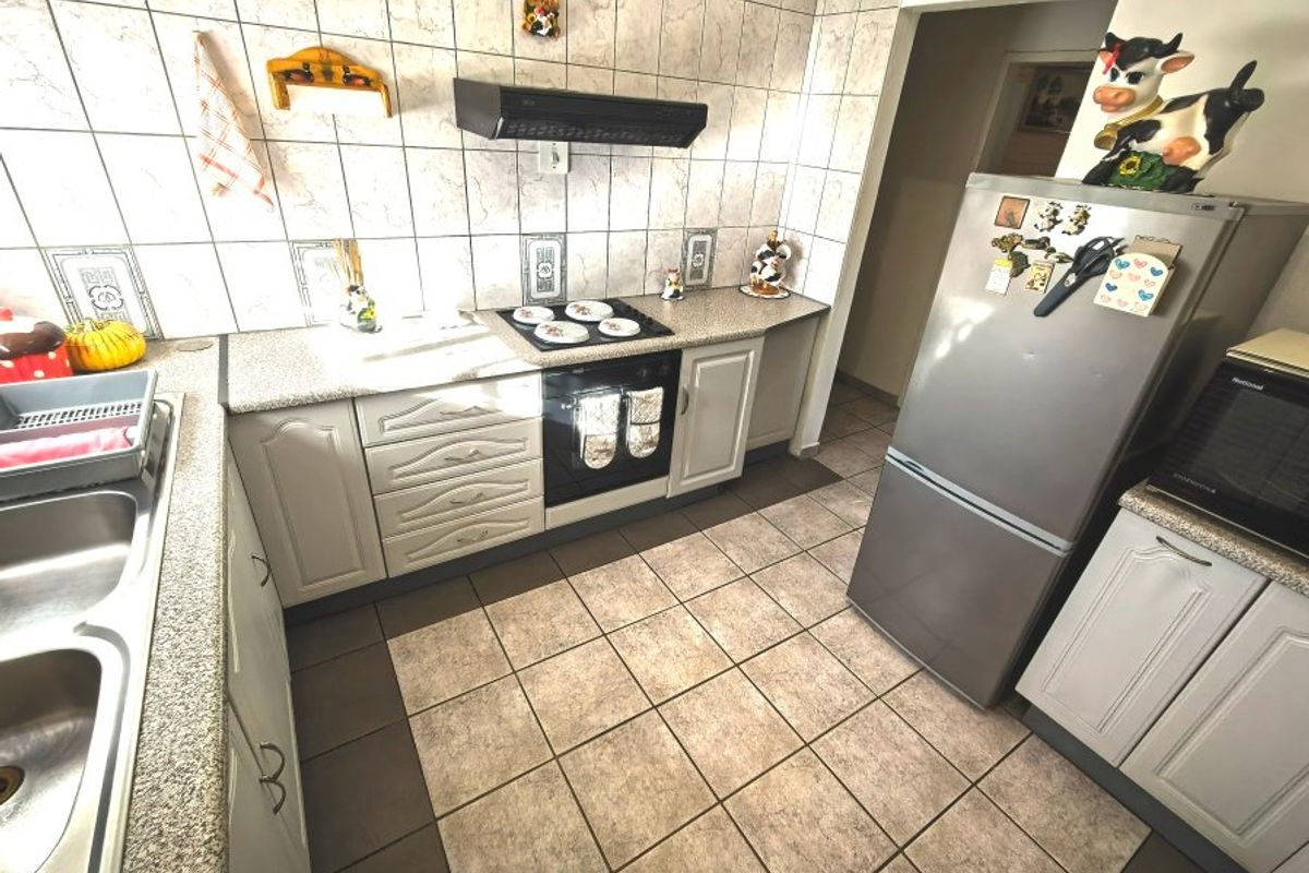 Spacious Family Home with Dam Views in Vaal Marina – Endless Potential! - Photo 3
