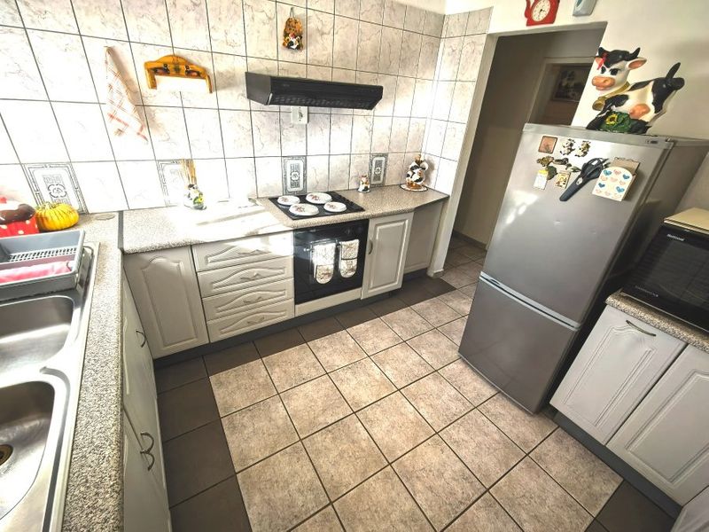 Spacious Family Home with Dam Views in Vaal Marina – Endless Potential! - Photo 3