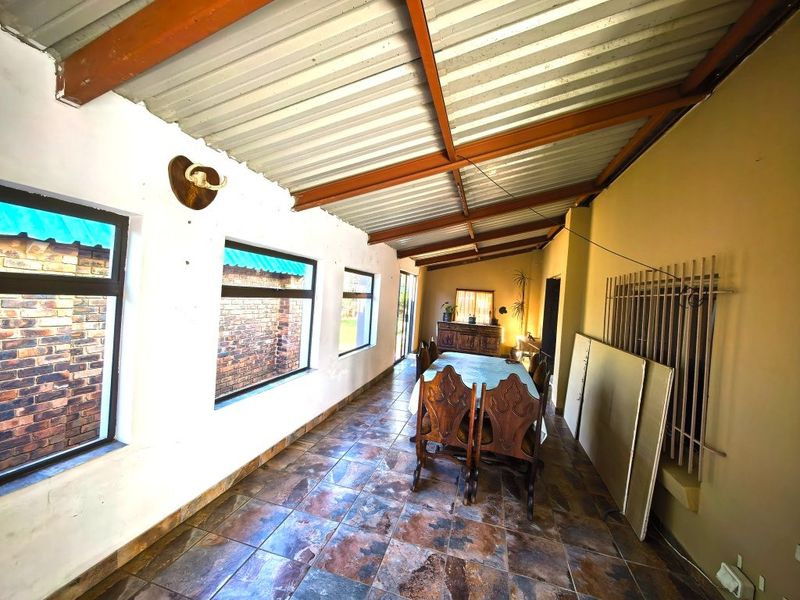 Spacious Family Home with Dam Views in Vaal Marina – Endless Potential! - Photo 9