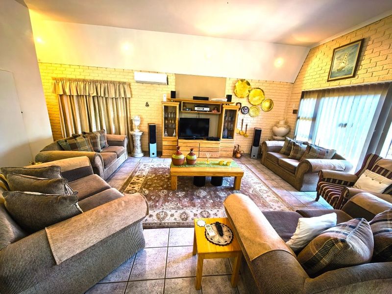 Spacious Family Home with Dam Views in Vaal Marina – Endless Potential! - Photo 7