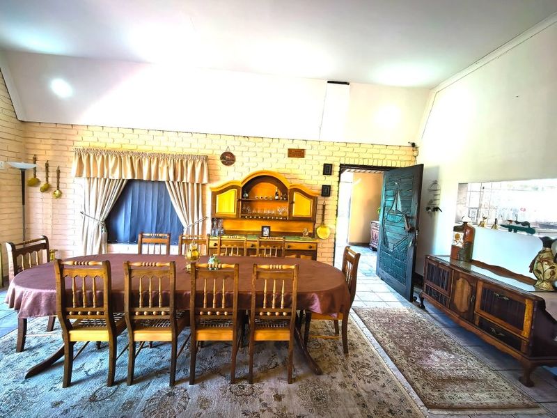 Spacious Family Home with Dam Views in Vaal Marina – Endless Potential! - Photo 6