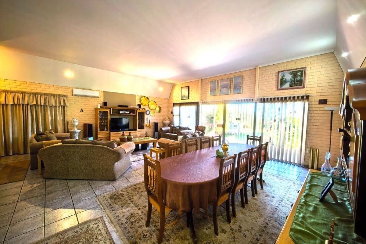 Spacious Family Home with Dam Views in Vaal Marina – Endless Potential! - Photo 4