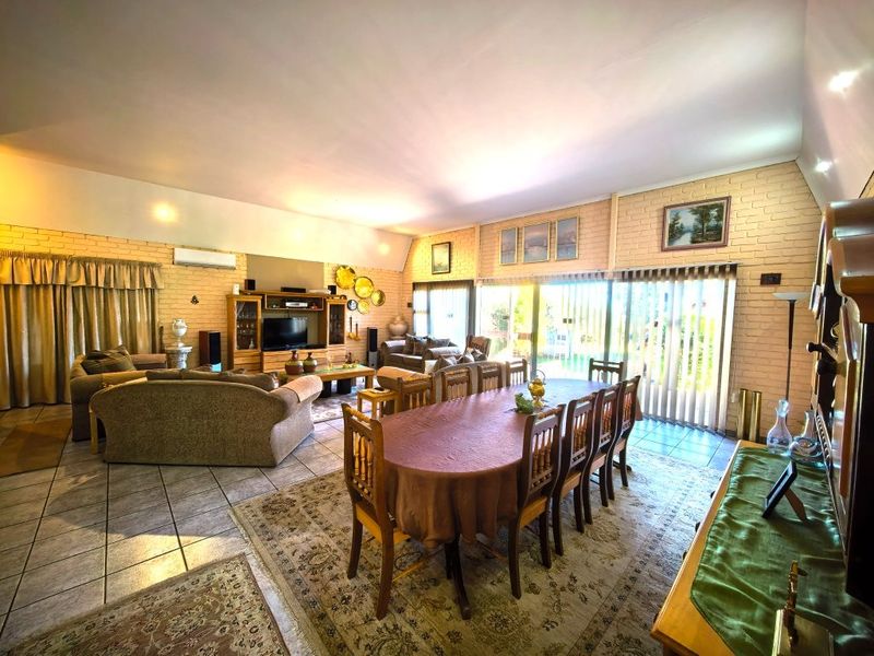 Spacious Family Home with Dam Views in Vaal Marina – Endless Potential! - Photo 4