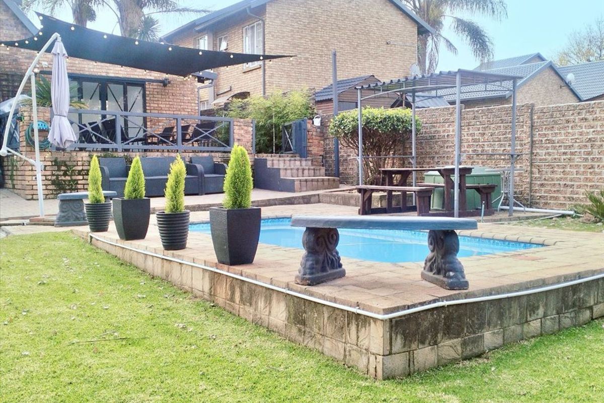 Spacious Four-Bedroom Family Home with Pool - Photo 3