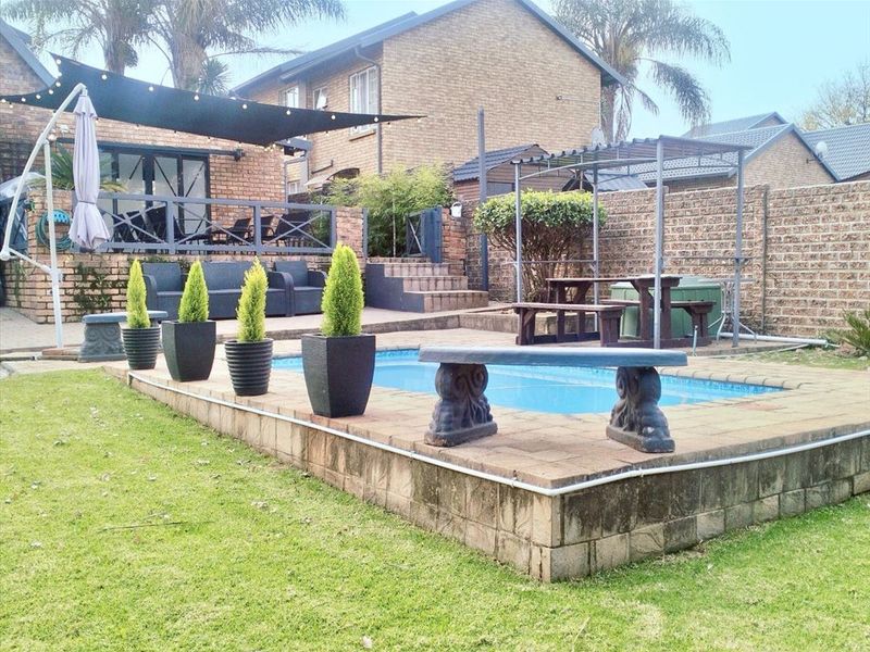 Spacious Four-Bedroom Family Home with Pool - Photo 3
