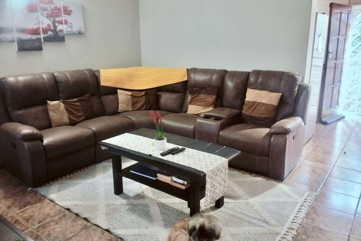 Spacious Four-Bedroom Family Home with Pool - Photo 2