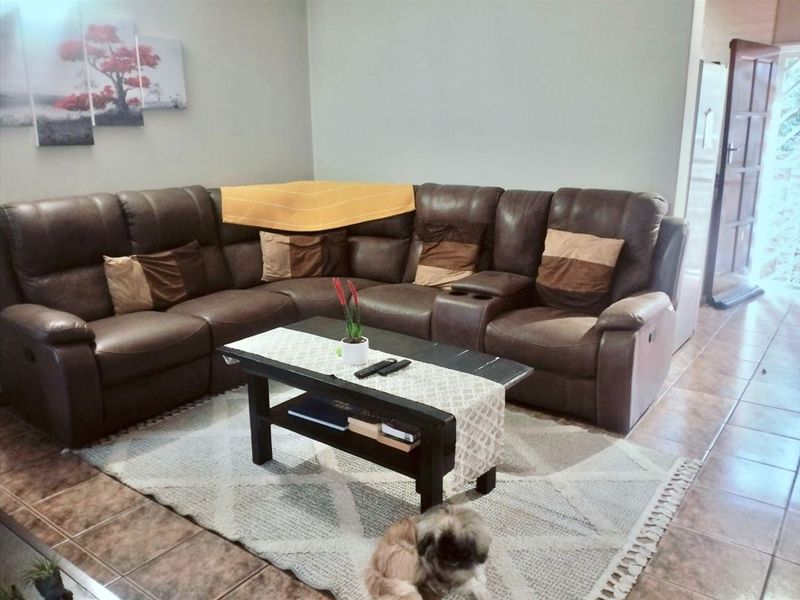 Spacious Four-Bedroom Family Home with Pool - Photo 2