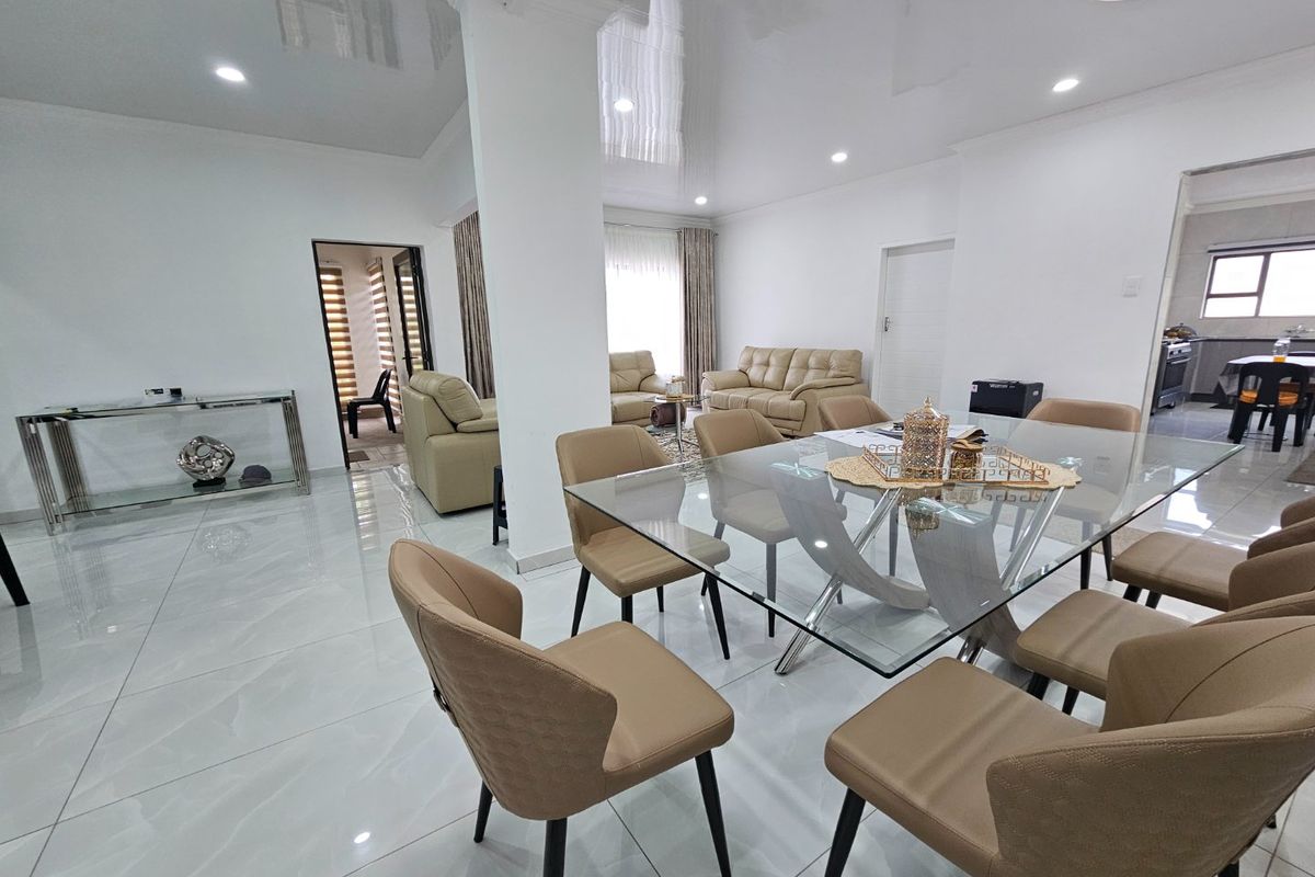 Stylish Family Living with Excellent Backup Features - Photo 5