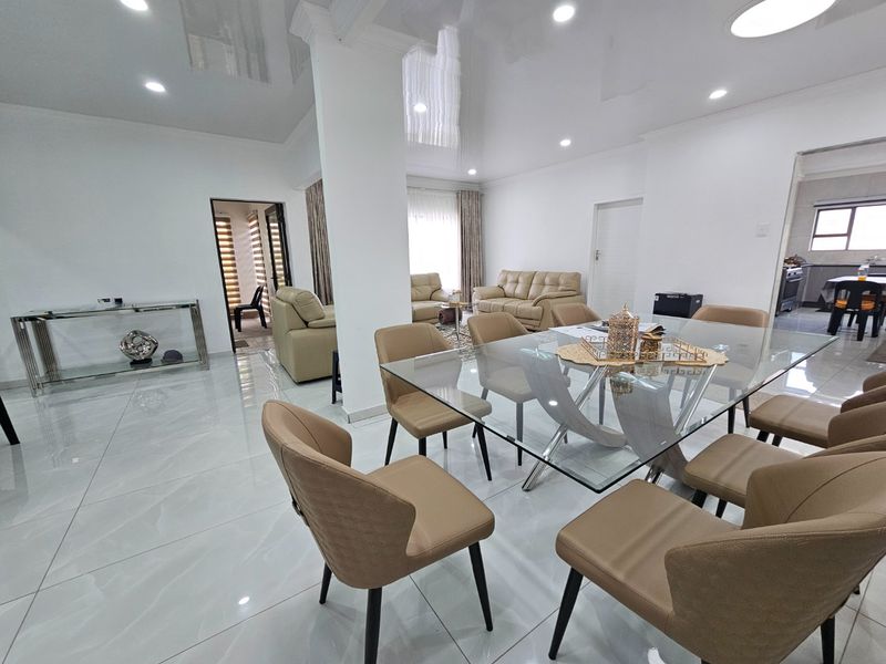 Stylish Family Living with Excellent Backup Features - Photo 5