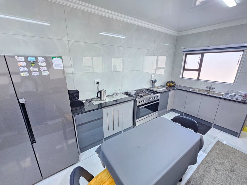 Stylish Family Living with Excellent Backup Features - Photo 10