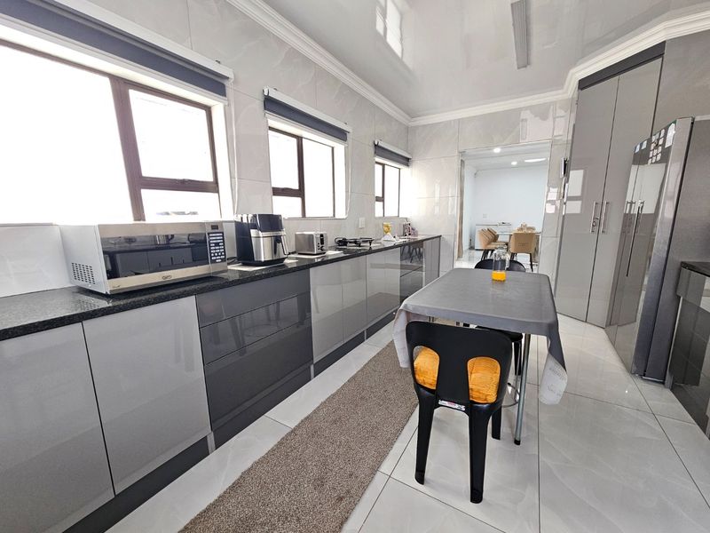 Stylish Family Living with Excellent Backup Features - Photo 9