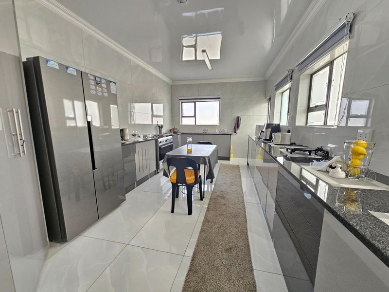 Stylish Family Living with Excellent Backup Features - Photo 8
