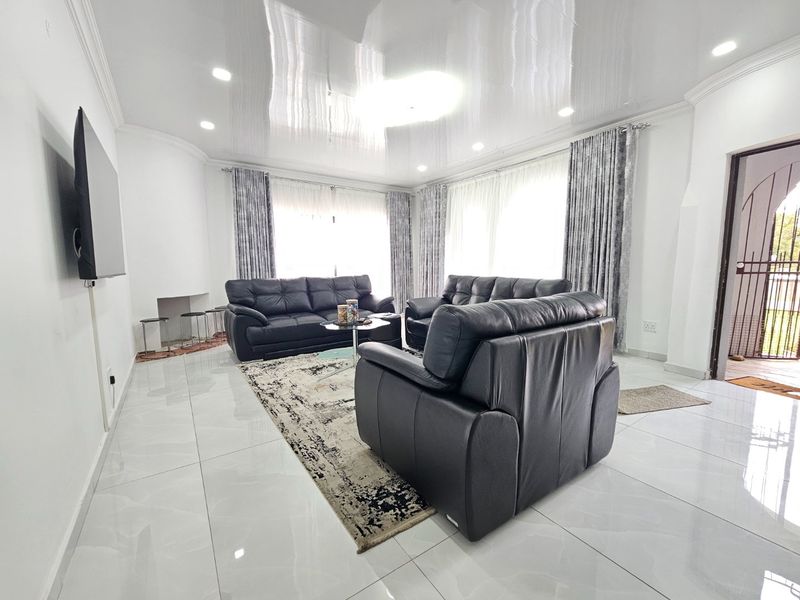 Stylish Family Living with Excellent Backup Features - Photo 7