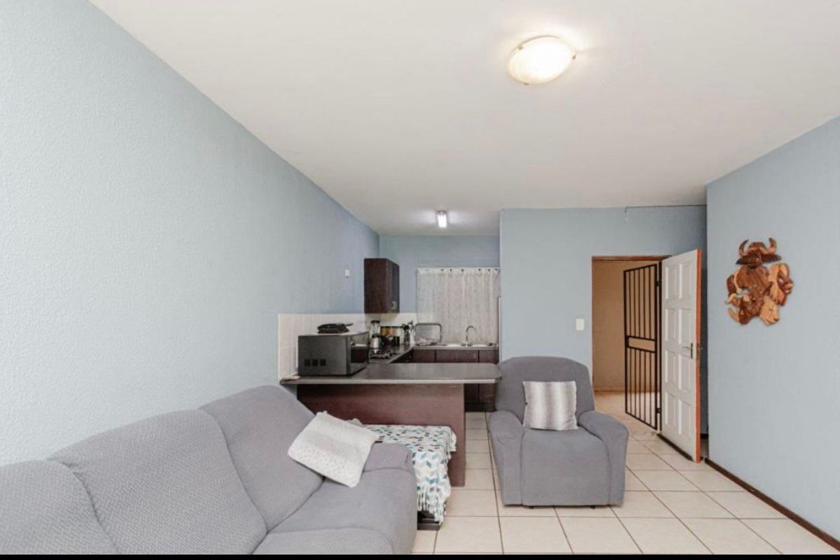 Charming 1-Bedroom Apartment in Secure SS Ruimsig Palms - Photo 4