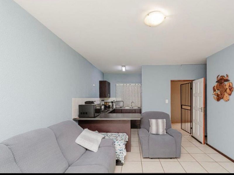 Charming 1-Bedroom Apartment in Secure SS Ruimsig Palms - Photo 4