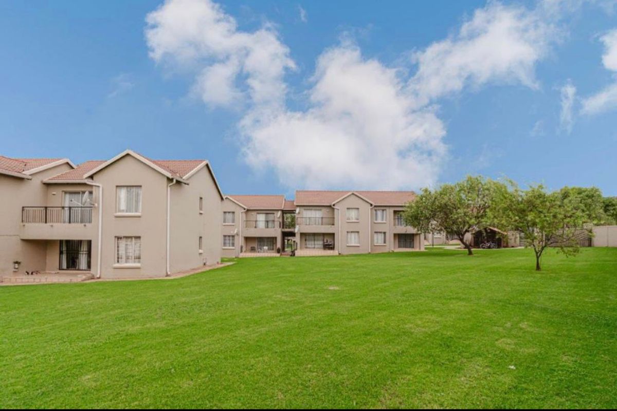 Charming 1-Bedroom Apartment in Secure SS Ruimsig Palms - Photo 3