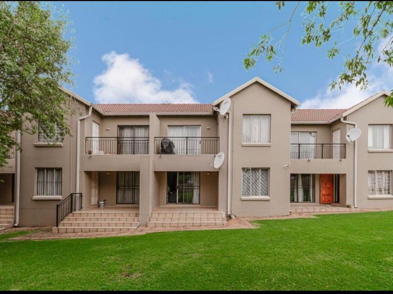 Charming 1-Bedroom Apartment in Secure SS Ruimsig Palms - Photo 1