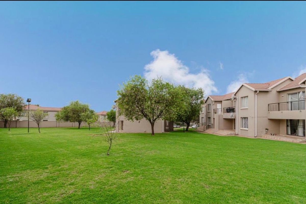 Charming 1-Bedroom Apartment in Secure SS Ruimsig Palms - Photo 2