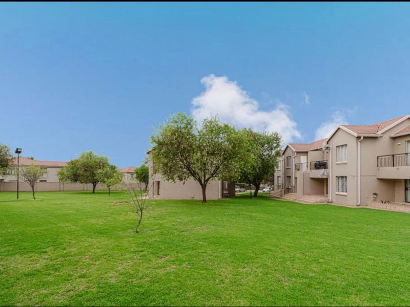 Charming 1-Bedroom Apartment in Secure SS Ruimsig Palms - Photo 2