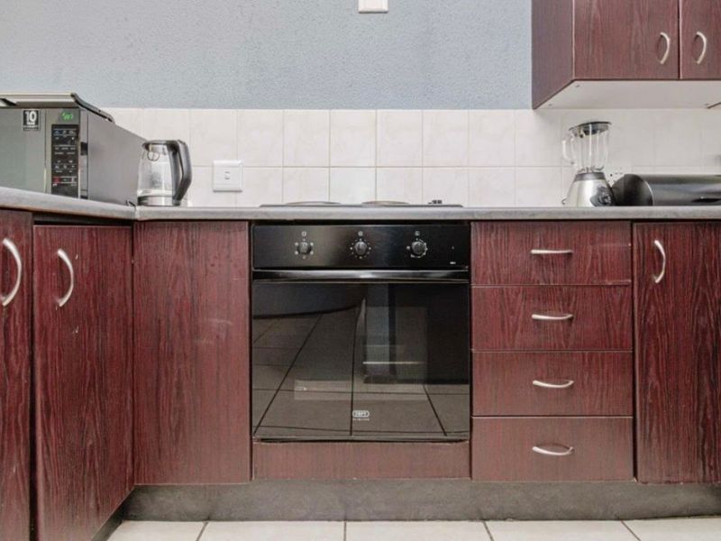 Charming 1-Bedroom Apartment in Secure SS Ruimsig Palms - Photo 8
