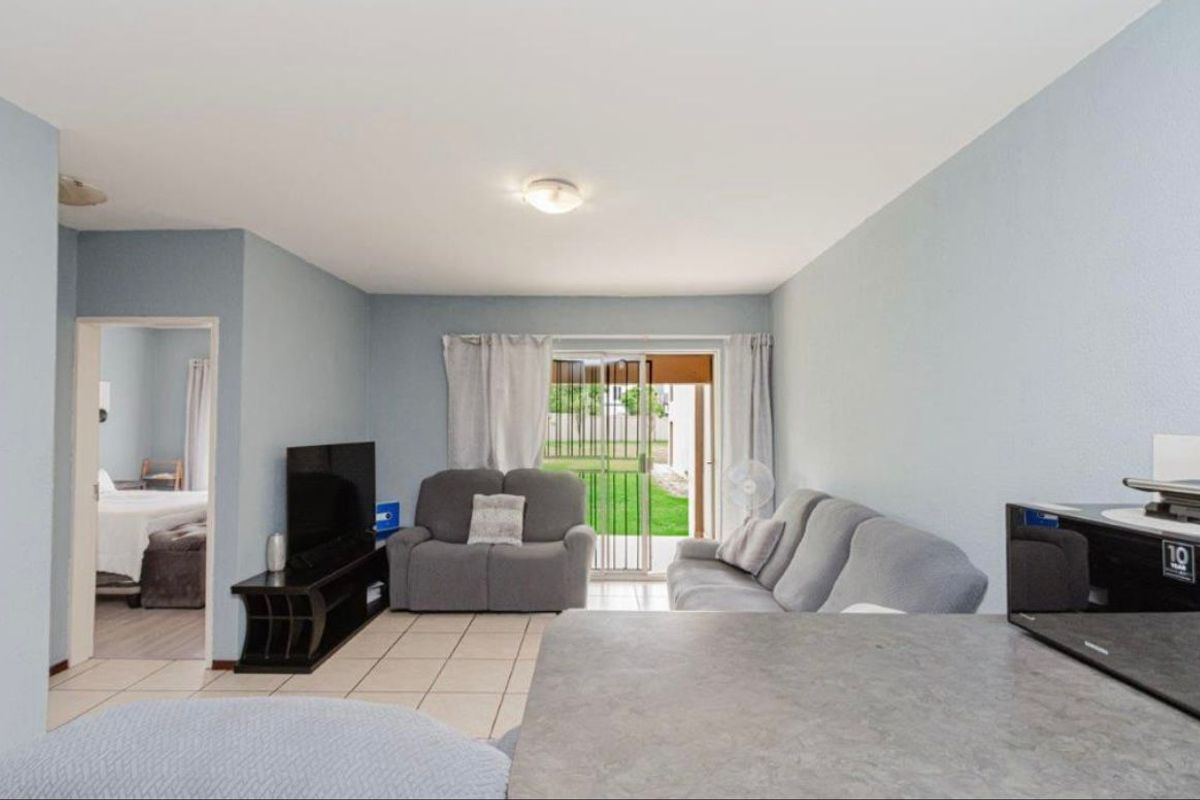Charming 1-Bedroom Apartment in Secure SS Ruimsig Palms - Photo 5