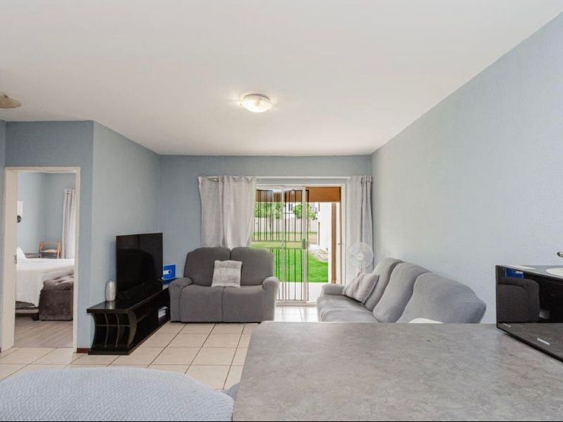 Charming 1-Bedroom Apartment in Secure SS Ruimsig Palms - Photo 5