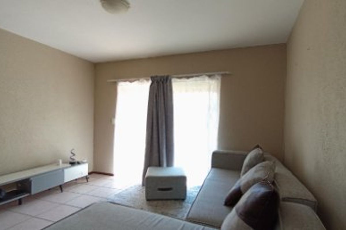 Cozy & Secure 1-Bedroom Townhouse in Sought-After Ruimsig Palms - Photo 3