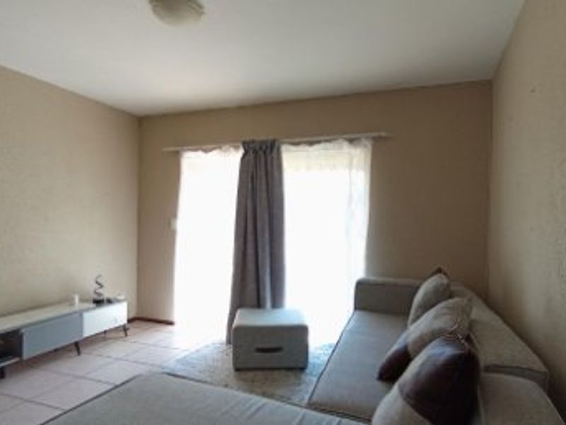 Cozy & Secure 1-Bedroom Townhouse in Sought-After Ruimsig Palms - Photo 3