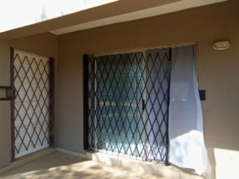 Cozy & Secure 1-Bedroom Townhouse in Sought-After Ruimsig Palms - Photo 10