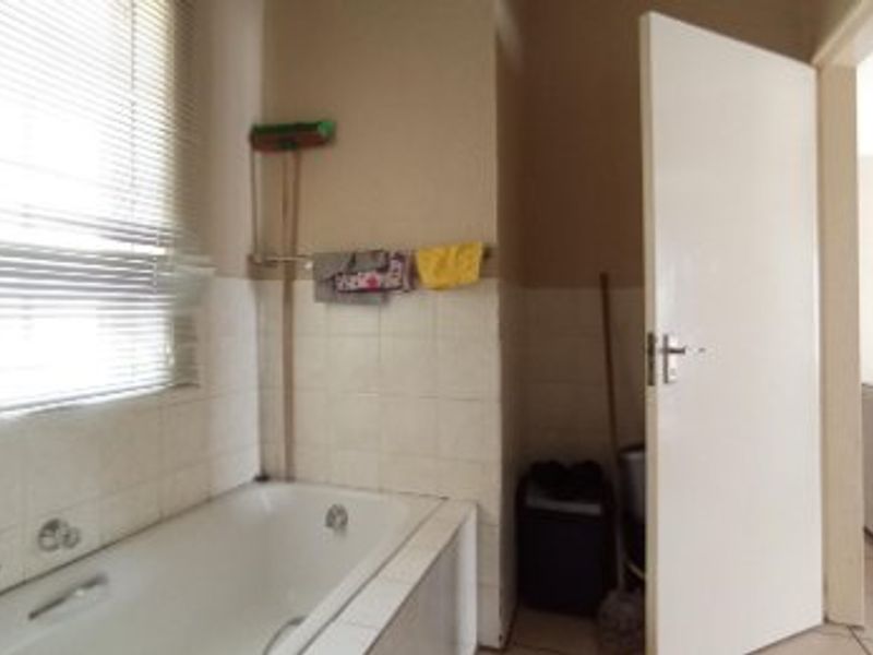 Cozy & Secure 1-Bedroom Townhouse in Sought-After Ruimsig Palms - Photo 9