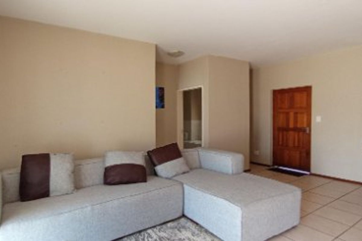 Cozy & Secure 1-Bedroom Townhouse in Sought-After Ruimsig Palms - Photo 2