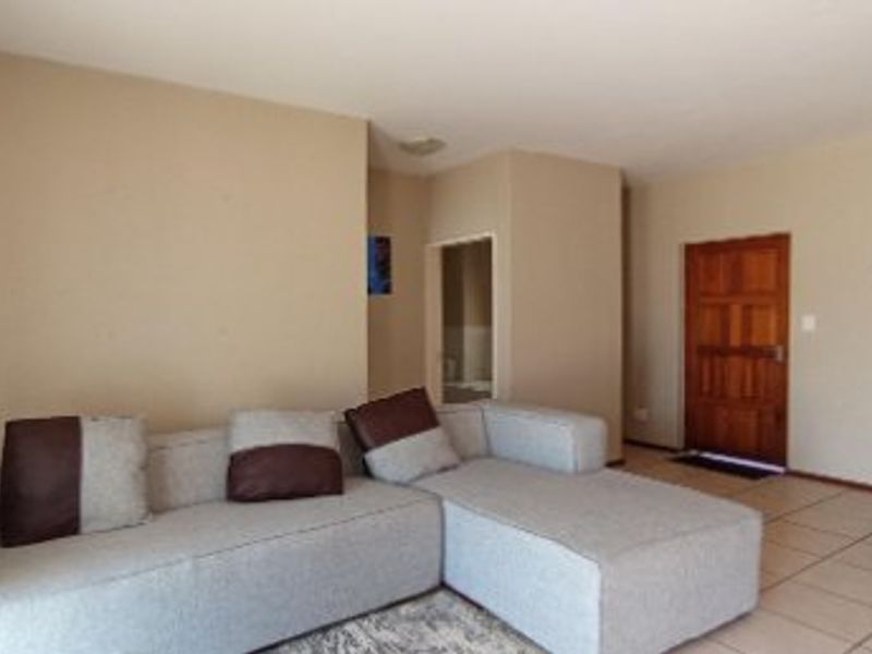 Cozy & Secure 1-Bedroom Townhouse in Sought-After Ruimsig Palms - Photo 2