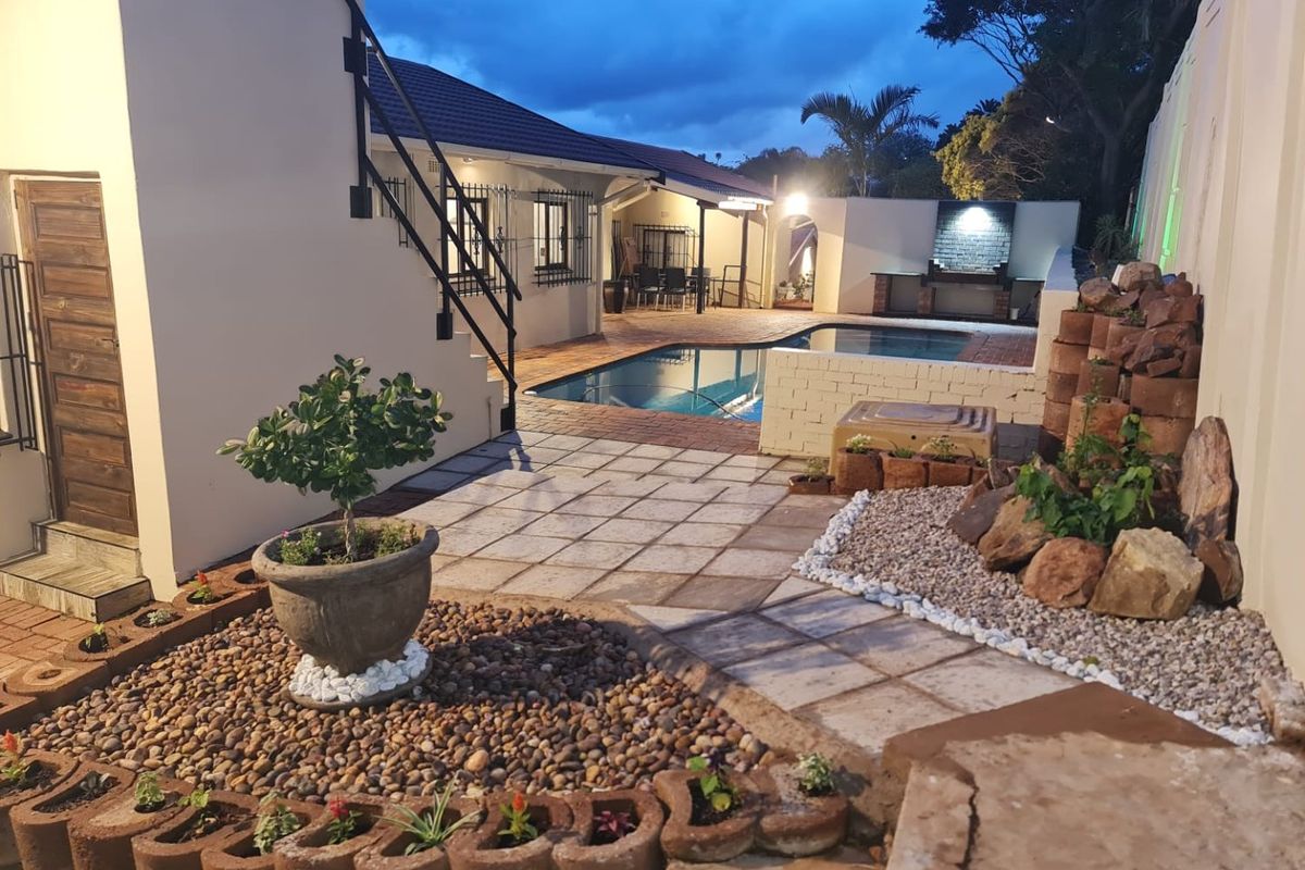 Elegant 4 bed home in Herrwood Park with fibre - Photo 2