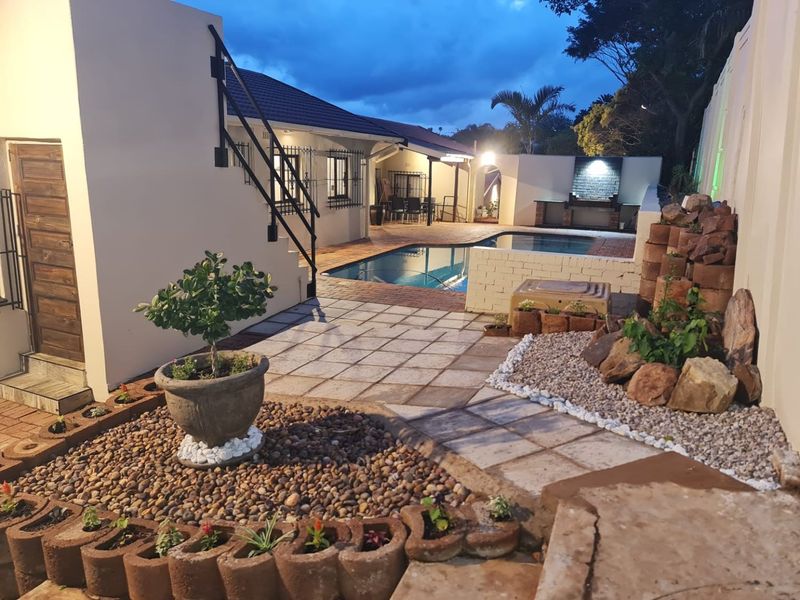 Elegant 4 bed home in Herrwood Park with fibre - Photo 2