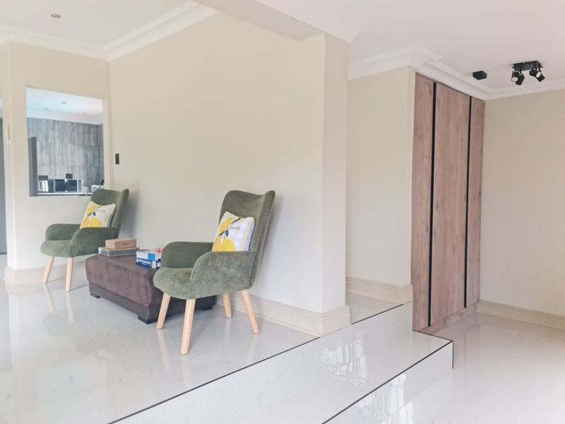 Elegant 4 bed home in Herrwood Park with fibre - Photo 9
