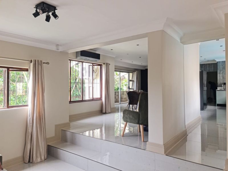 Elegant 4 bed home in Herrwood Park with fibre - Photo 8