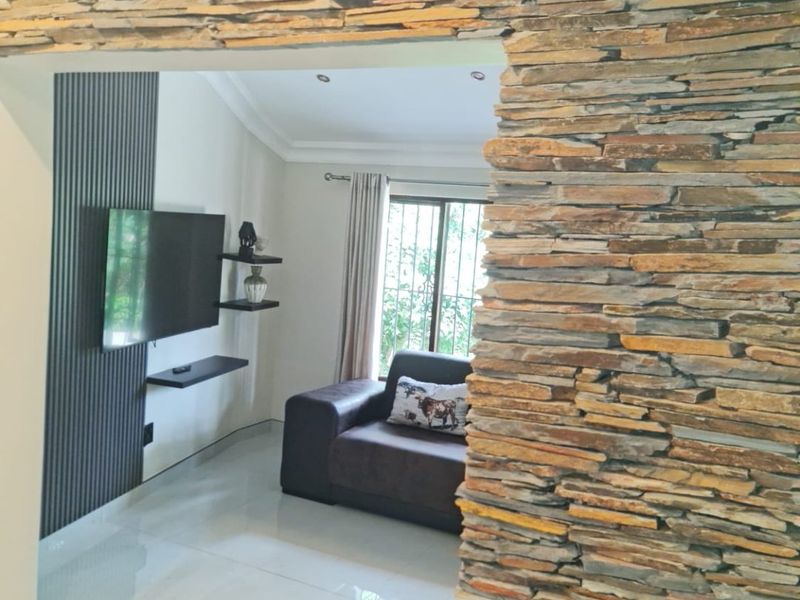 Elegant 4 bed home in Herrwood Park with fibre - Photo 7
