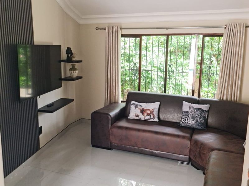 Elegant 4 bed home in Herrwood Park with fibre - Photo 6