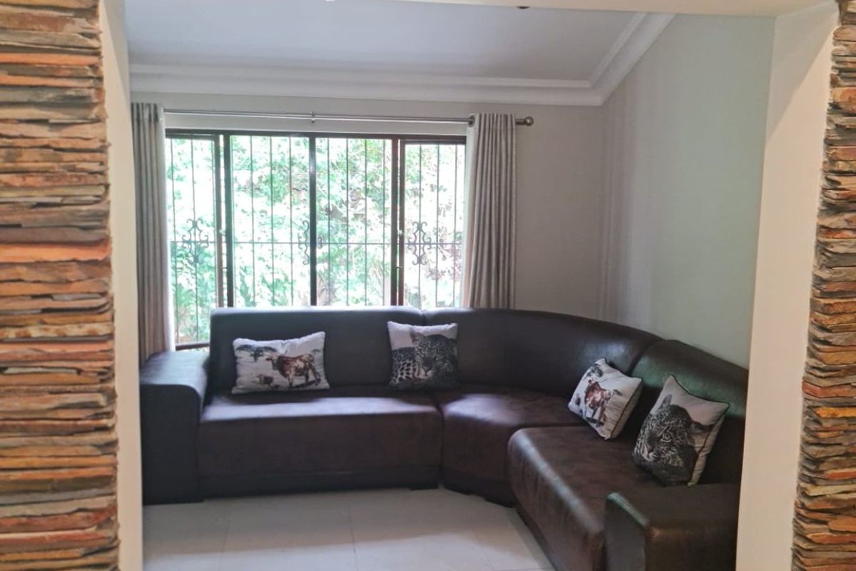 Elegant 4 bed home in Herrwood Park with fibre - Photo 5