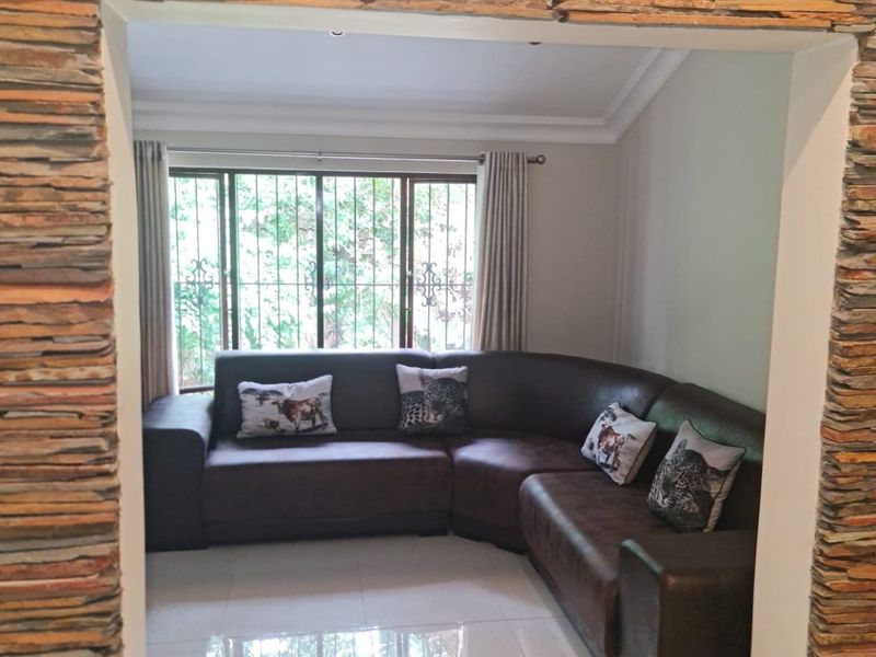 Elegant 4 bed home in Herrwood Park with fibre - Photo 5