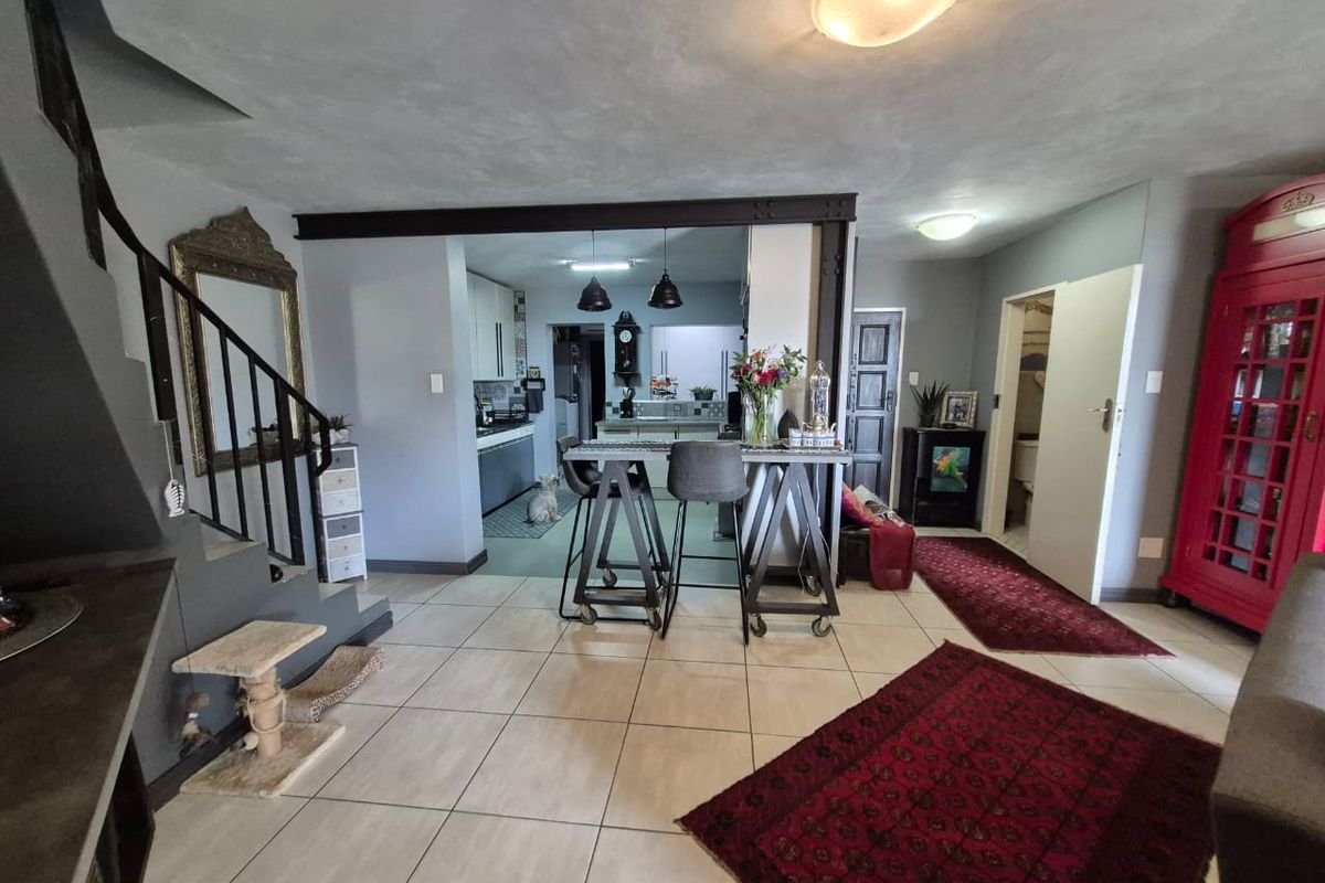 Ultra modern, dream, 3 bedroom townhouse, in the heart of Elarduspark.  - Photo 4
